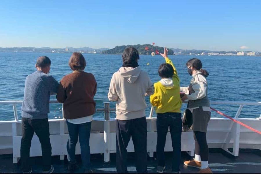 猿島沖・献花供養イメージ