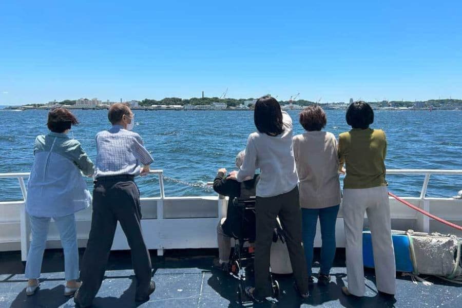 横須賀基地沖・献花供養イメージ