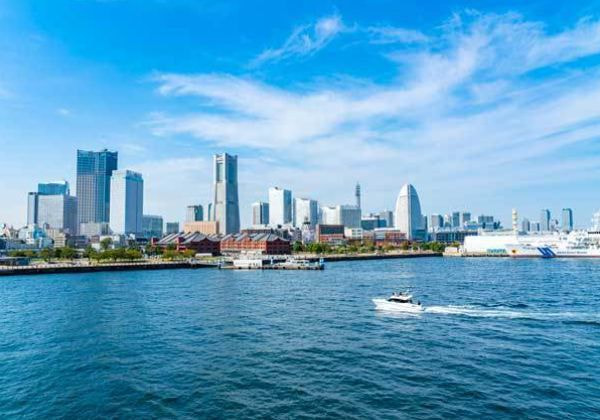 横浜港・みなとみらいの街並みと山下の海を望む景色｜横浜の海洋散骨
