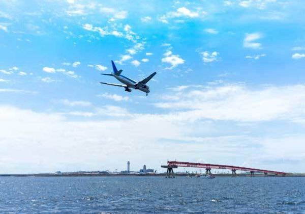 東京湾を飛ぶ飛行機と海の景色｜東京の海洋散骨
