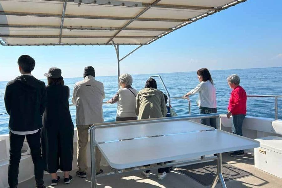 広いデッキでご家族が集まり、静かに故人を見送る散骨の様子