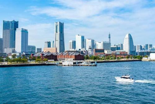 横浜の合同散骨エリア|ベイブリッジや赤レンガ倉庫を望む横浜港の海景