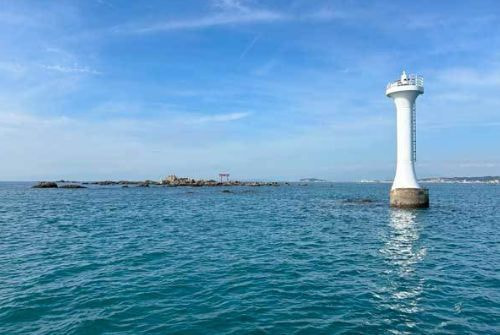 葉山沖の合同散骨エリア|白灯台と鳥居を望む穏やかな海