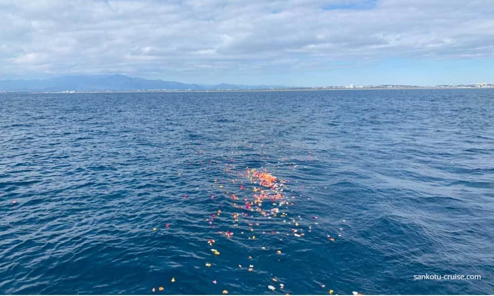花が海に広がる、美しく静かな海洋散骨の風