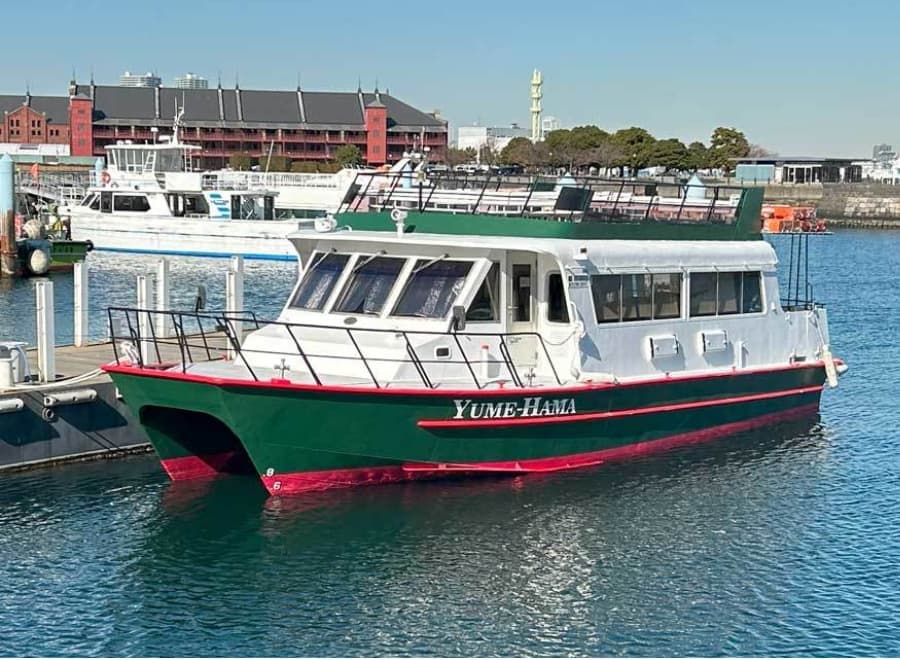 横浜の合同散骨に使用する観光船「ゆめはま」。ベイブリッジ沖の散骨に利用される揺れにくい船