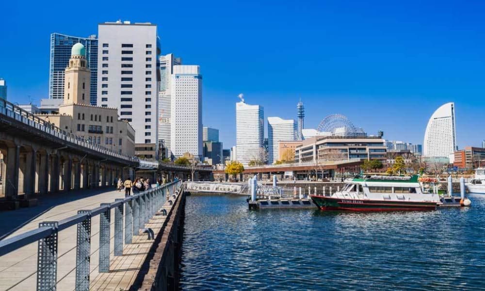 横浜の合同散骨の出航場所・ピア象の鼻の桟橋。青空の横浜港とみなとみらいの街並みを望む