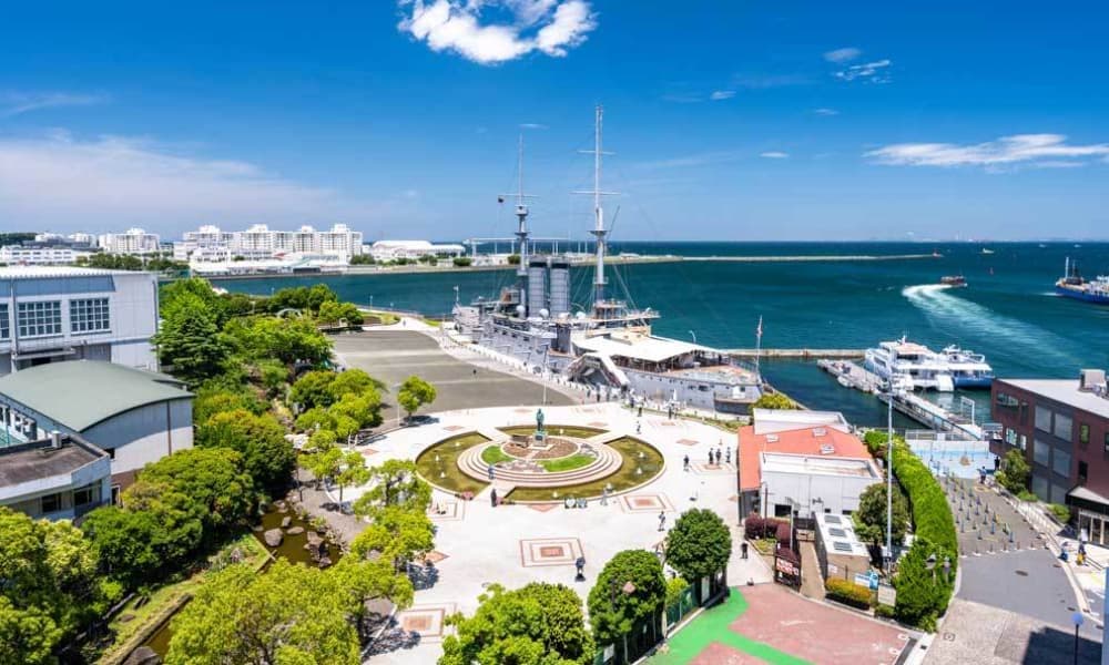 横須賀・三笠桟橋から出航し、猿島沖で行う海洋散骨の出発地点。