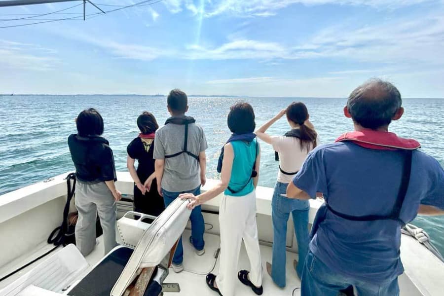 散骨クルーズで家族が水平線を見つめながら故人を静かに見送る様子