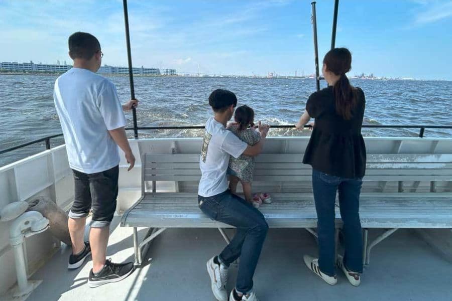 横浜のプライベート海洋散骨|家族がデッキから海を見つめる様子
