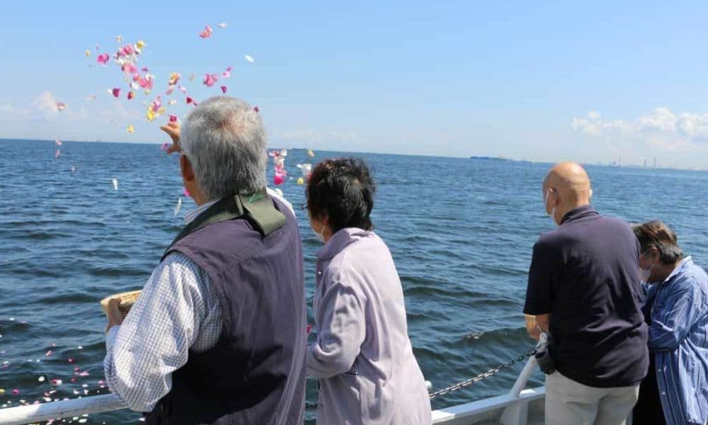 横須賀の海・散骨した場所に献花する家族と友人たち