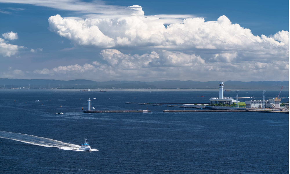 横浜シンボルタワーからみるベイブリッジ沖の散骨ポイントの景色