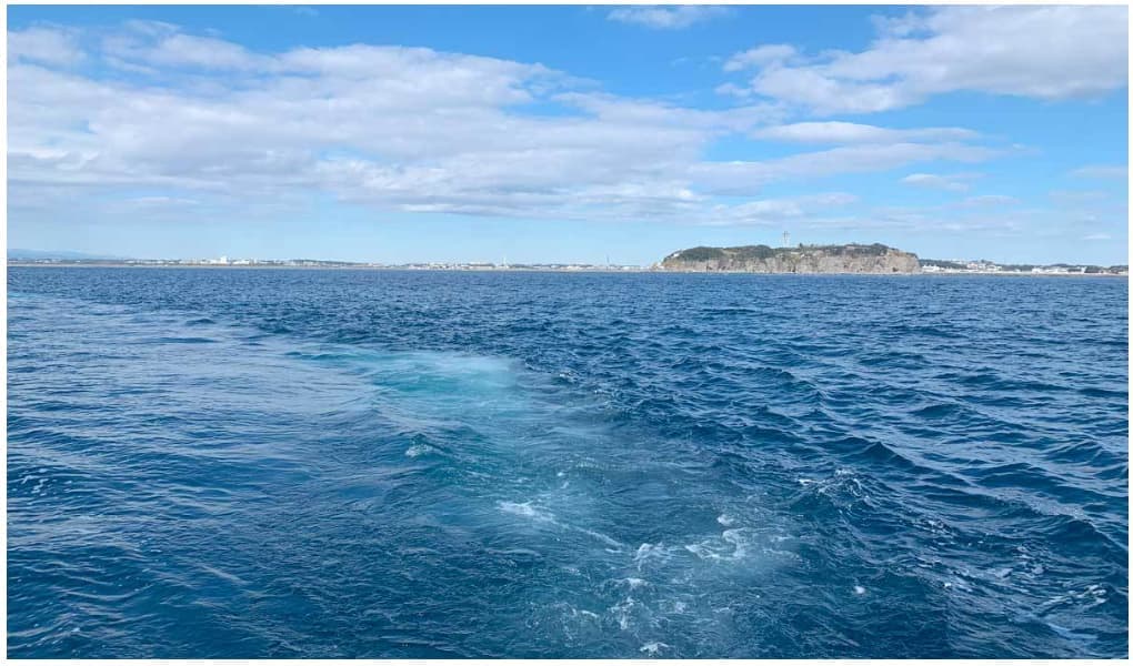 江ノ島沖の青く澄んだ海に散骨された遺骨が静かに広がる様子