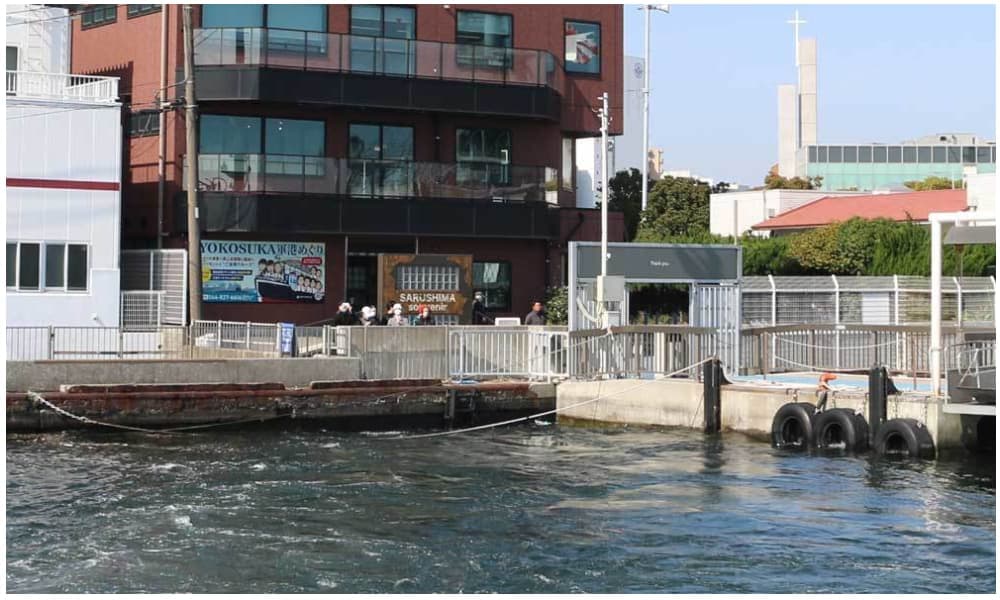 代行散骨の見送り場所・三笠桟橋|横須賀・猿島沖へ向かう船を見送る桟橋風景