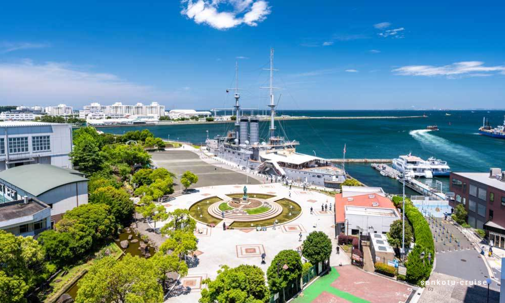 三笠桟橋(横須賀)|記念艦三笠と横須賀港を望む見送り桟橋の全景