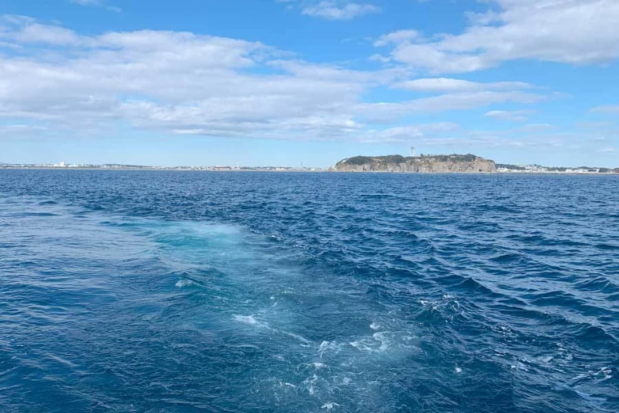 江ノ島沖で散骨された遺骨が海に広がり、自然に還っていく様子