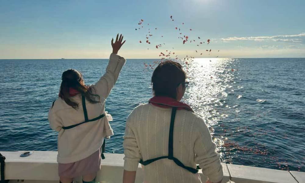 湘南の海にて散骨と献花を行うご家族の様子|相模湾・湘南の海洋散骨
