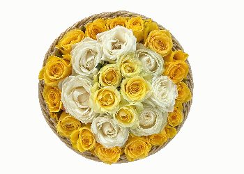 かごに入った献花の季節の花と花びら