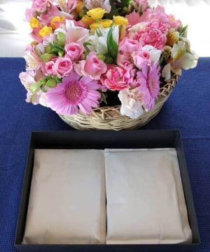 献花・粉骨にした散骨をする遺骨