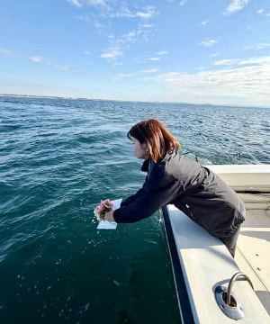 海に散骨する場面