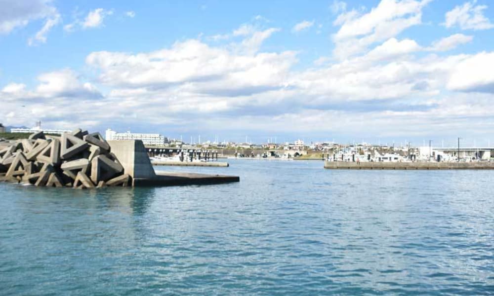 平塚新港から出航する湘南・江ノ島沖の合同散骨｜車で乗船しやすい出航場所