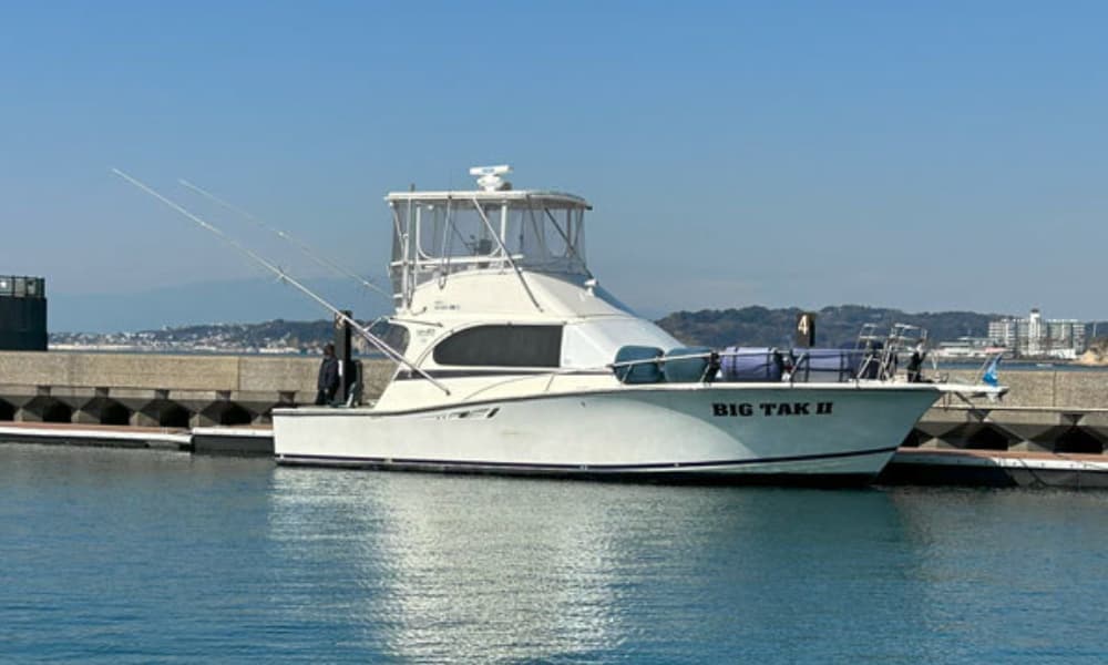 湘南・江ノ島沖の合同散骨で使用する中型ワイドクルーザー｜安定性に配慮した船