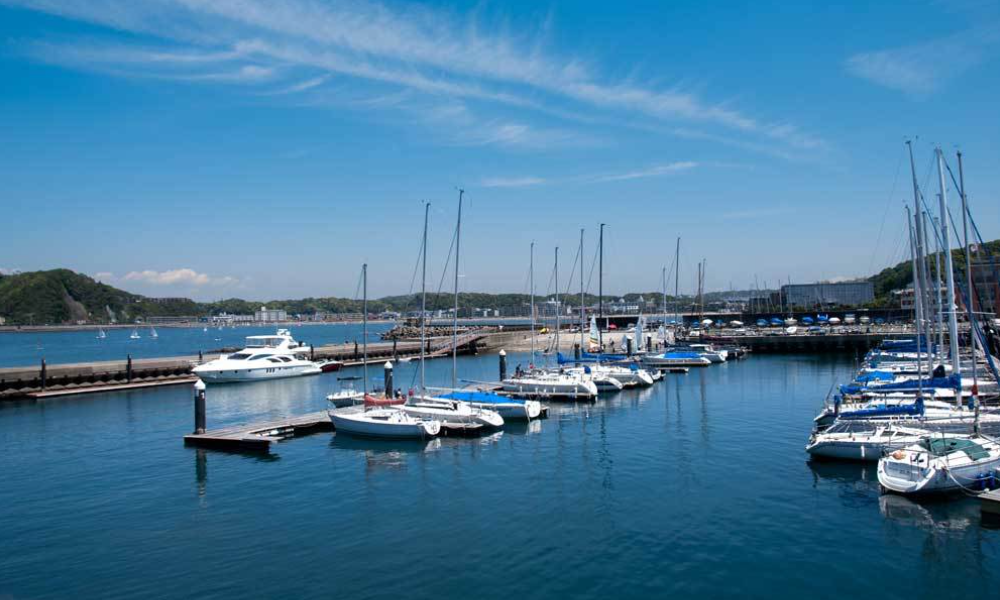 相模湾・葉山沖の合同散骨の出航場所｜落ち着いた雰囲気の葉山マリーナ