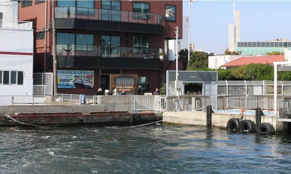 横須賀港・三笠桟橋で行う委託・代行散骨の見送りの様子。船に乗らず、桟橋から静かに出航を見送っている場面