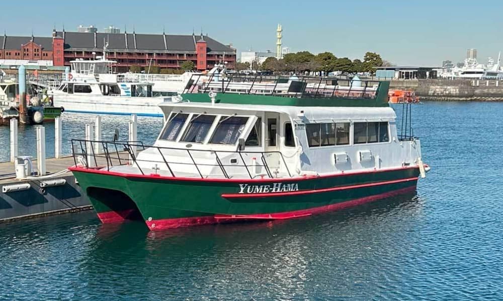 横浜港で使用する揺れにくい観光船「ゆめはま」｜横浜の委託・代行散骨に使用する船
