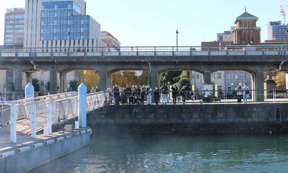 象の鼻桟橋で船を見送るご家族の様子｜横浜の委託・代行散骨でのお別れと見送り