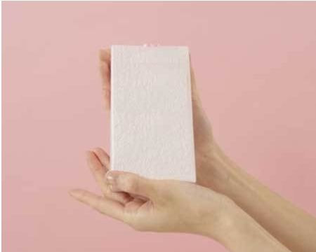 代行散骨シンプルプランのイメージ｜水溶性の専用袋に収めたご遺骨を丁寧に抱える手