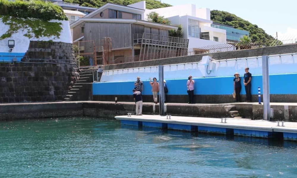 船に乗らずに見送れる相模湾の代行散骨｜桟橋でのお別れの様子