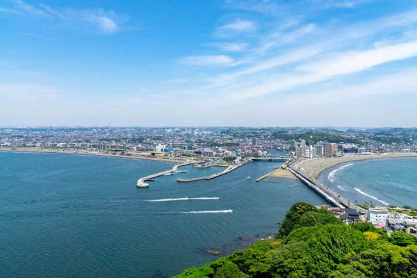 葉山の出航場所となるマリーナの様子｜静かな港に係留されたヨットと穏やかな海