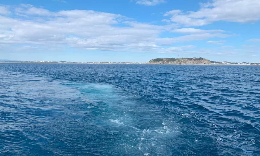 湘南・江ノ島沖の代行散骨｜穏やかな海に広がる青い相模湾と江ノ島を望む散骨海域