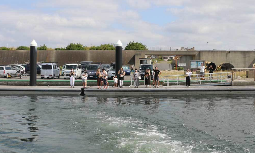 平塚新港で代行散骨の船を見送る様子｜桟橋から静かに出航を見届ける見送りの風景