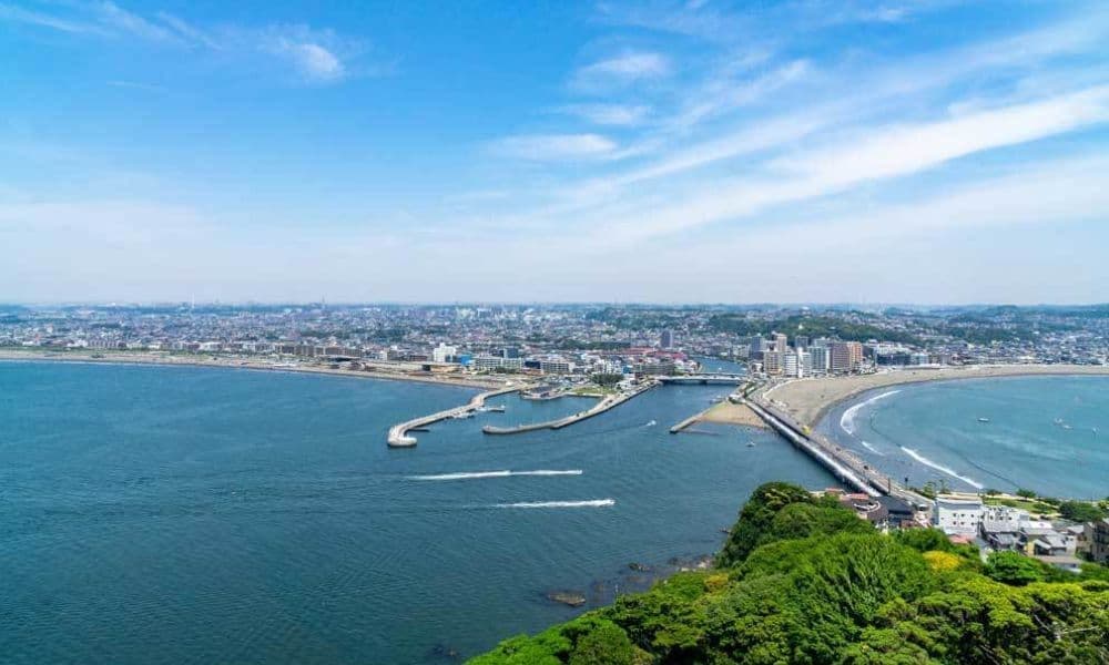 湘南・江ノ島沖の海洋散骨で出航する片瀬港と、広がる湘南の海岸線を一望する風景