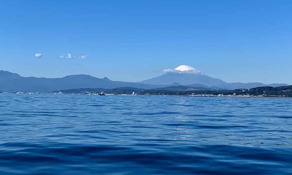大磯沖の相模湾で行う貸切海洋散骨の海域｜穏やかな海と富士山を望む風景