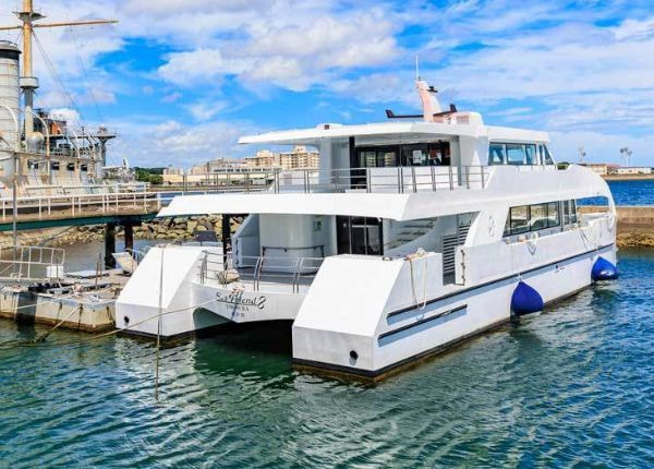 横須賀のプライベート海洋散骨で使用するラグジュアリー観光船「シーフレンド8」。上質な船内空間と安定性を備え、ご家族だけで特別なお別れの時間を過ごせる散骨クルーズ船