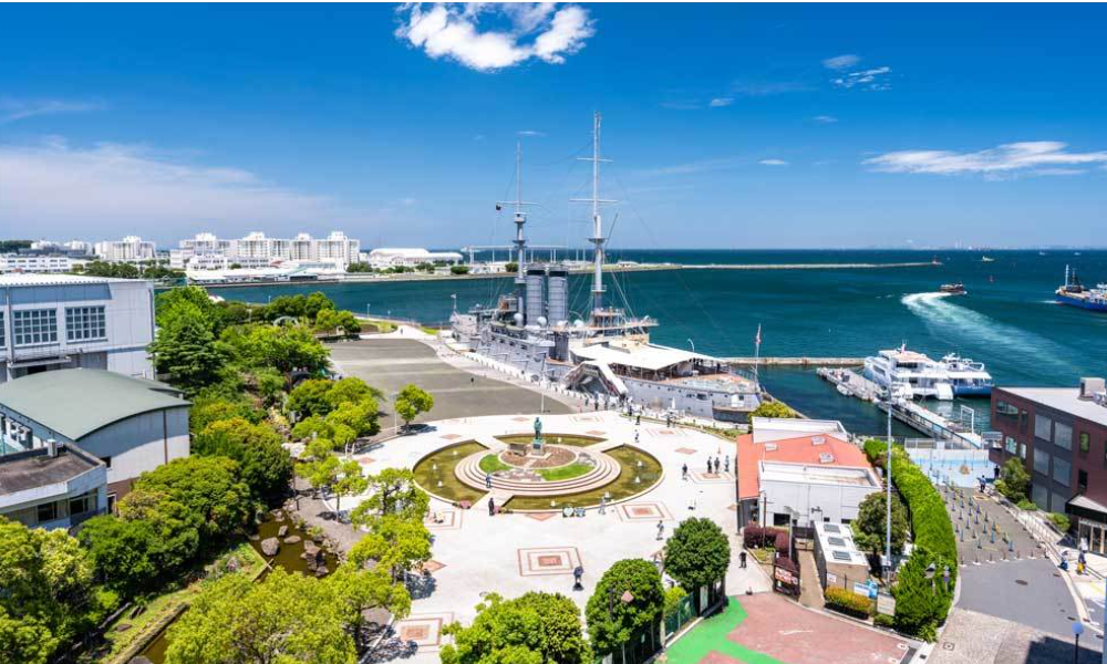 横須賀のプライベート散骨で使用する出航場所・三笠桟橋。三笠公園に隣接し、バリアフリー対応の安全な桟橋