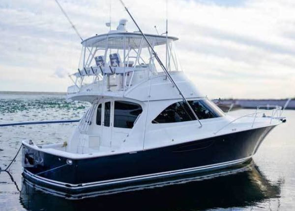 葉山出航の中型クルーザーのイメージ。サロンが広く、少人数でも快適に海洋散骨を行える船