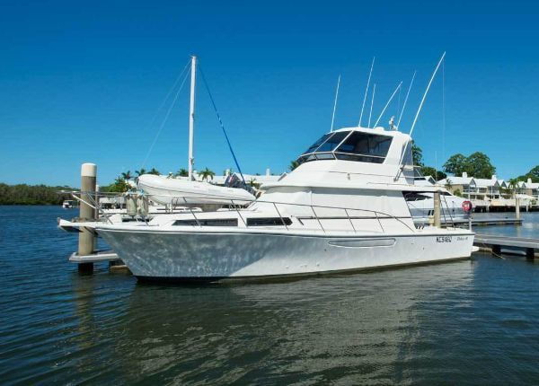 湘南エリアで利用する大型クルーザーのイメージ。広いキャビンとデッキを備え、大人数での海洋散骨に対応