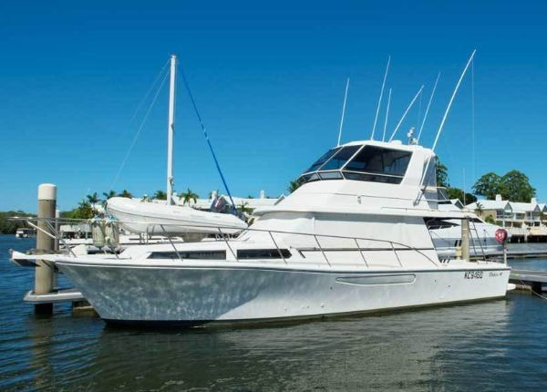 湘南エリアで利用する大型クルーザーのイメージ。広いキャビンとデッキを備え、大人数での海洋散骨に対応