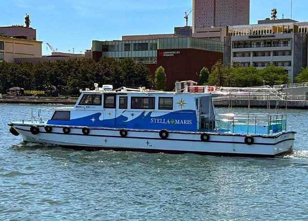 横浜港を運航する観光船「ステラマリス」。16名まで乗船可能な少人数向けの海洋散骨クルーズ船