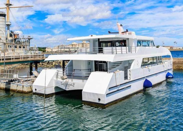 横須賀・三笠桟橋に停泊するプライベート散骨用の遊覧船シーフレンド8。落ち着いた海と歴史ある港の風景