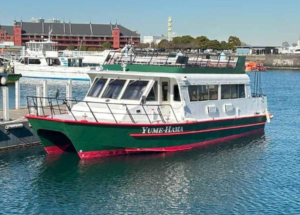 横浜の海洋散骨で使用する双胴観光船「ゆめはま」。広い船内とオープンデッキを備え、最大28名まで乗船可能な散骨クルーズ船