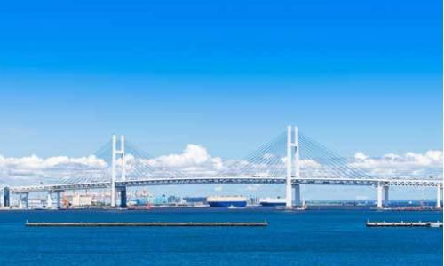 横浜ベイブリッジを望むベイブリッジ沖の海景色。横浜港らしい開放感のある海域で行う海洋散骨ポイント