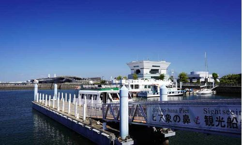 横浜ベイブリッジを望む、横浜港らしい開放感に包まれた散骨海域。