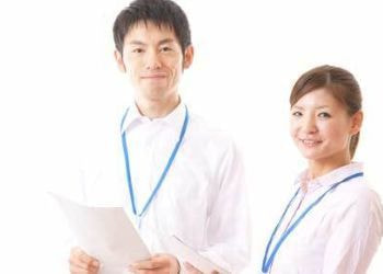 遺族に代わり大切に散骨をするスタッフ