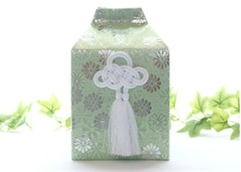 散骨をするための遺骨が納められた骨壺