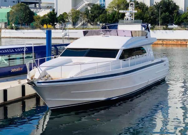 高級クルーザーMY2の外観｜定員28名・客室内15名対応の落ち着きと高級感のあるクルーザー