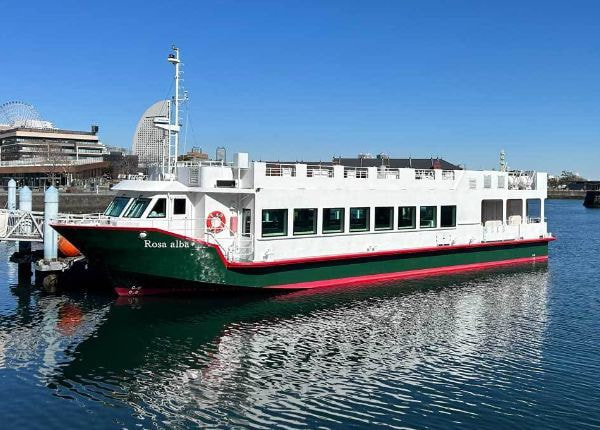 100名以上の乗船に対応する大型パーティ船ロサアルバの外観｜広々とした船内空間と安定感のある船体